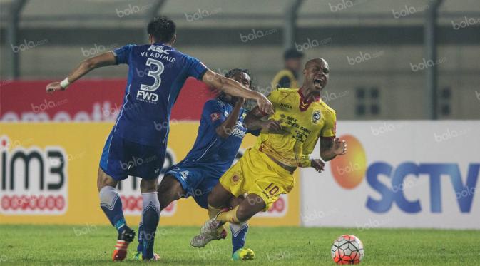 Striker Sriwijaya FC, Hilton Moreira, terjatuh saat melawan Persib pada laga Torabika Soccer Championship 2016 di Stadion Si Jalak Harupat, Bandung, Sabtu (30/4/2016). (Bola.com/Vitalis Yogi Trisna)