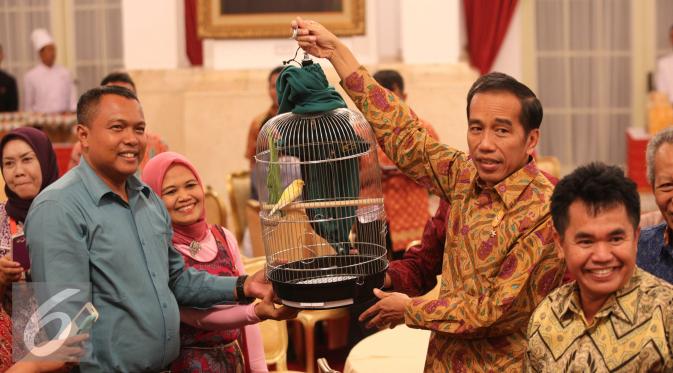 Jokowi beli burung di pasar pramuka|via:istimewa