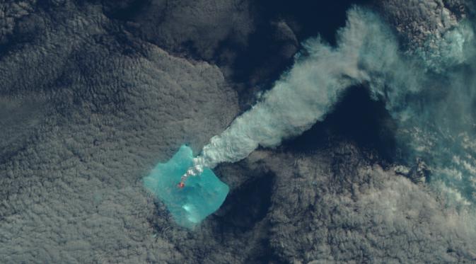 Erupsi Gunung Sourabaya yang berhasil diabadikan satelit NASA (NASA Earth Observatory/Jesse Allen)