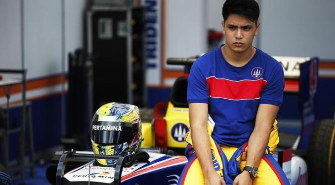 Pebalap Trident asal Indonesia, Philo Paz Armand, bersiap jelang latihan bebas GP2 Spanyol di Sirkuit Catalunya, Spanyol, Jumat (13/5/2016). (GP2series.com)