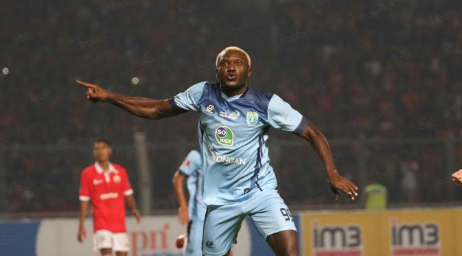 Striker Persela, Herman Dzumafo Epandi, merayakan gol ke gawang Persija dalam laga Torabika Soccer Championship 2016 di Stadion Utama Gelora Bung Karno, Jakarta, Jumat (13/5/2016). (Bola.com/NIcklas Hanoatubun)