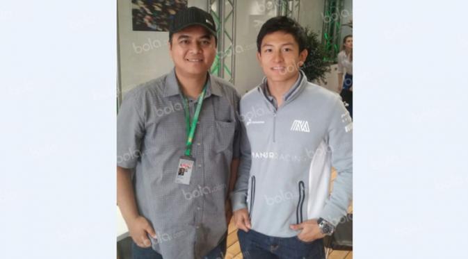 Pebalap Manor Racing asal Indonesia, Rio Haryanto (kanan), bersama wartawan Bola.com, Reza Khomaini, seusai latihan bebas kedua F1 GP Spanyol di Sirkuit Catalunya, Spanyol, Jumat (13/5/2016). (Bola.com/Istimewa)