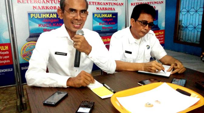 Kepala BNN Provinsi Bengkulu Kombes Pol Budiharso saat memberikan keterangan pers terkait Barang Bukti yang ditemukan di ruang kerja Bupati Bengkulu Selatan (Liputan6.com/Yuliardi Hardjo Putra)