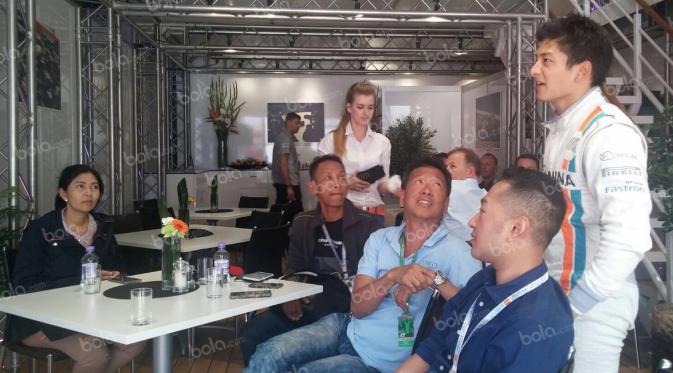 Pebalap Manor Racing asal Indonesia, Rio Haryanto, berjumpa dengan orang tua dan kakaknya seusai kualifikasi F1 GP Spanyol di Sirkuit Catalunya, Spanyol, Sabtu (14/5/2016). (Bola.com/Reza Khomaini)