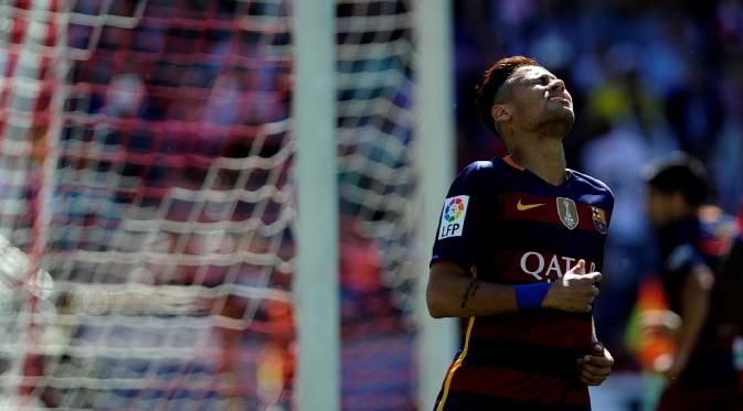 Striker Barcelona, Neymar, saat gagal memanfaatkan peluang di depan gawang Granada, pada pertandingan terakhir La Liga 2015-16, di Estadio Nuevo Los Carmenes, Sabtu (14/5/2016). (AFP/Jorge Guerrero).