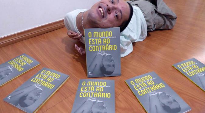 Claudio Viera de Oliveira dan buku pertamanya El mundo esta a contramano. (CEN)