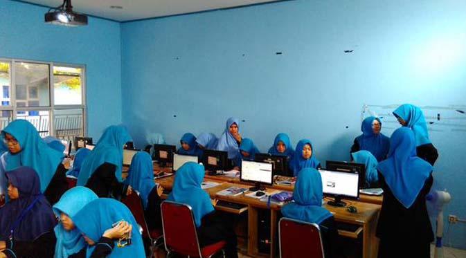 Di kampus RGI peserta diklat dibekali dengan keterampilan dan keahlian oleh para instruktur professional di bidangnya.