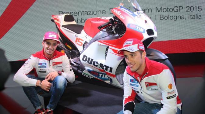Dua pebalap Italia yang memperkuat Ducati, Andrea Dovizioso dan Andrea Iannone, diincar oleh Suzuki yang disebut telah kehilangan Maverick Vinales. (EPA/Giorgio Benvenuti)