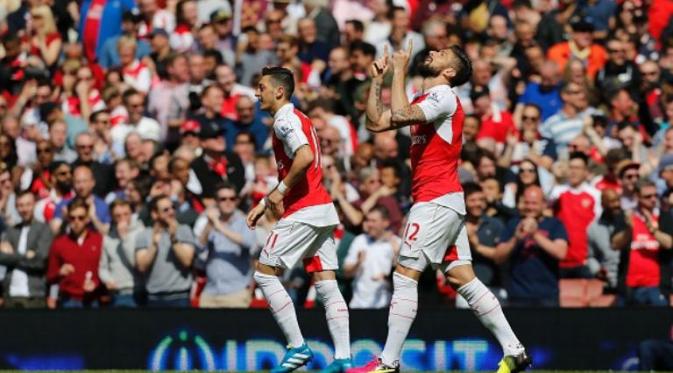 Striker Arsenal, Olivier Giroud (kanan), merayakan gol ke gawang Aston Villa pada laga Premier League di Emirates Stadium, London, Minggu (15/5/2016). (AFP/Ian Kington)