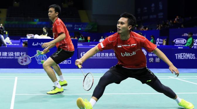 Pasangan Hendra Setiawan/Mohammad Ahsan menyumbang poin dalam kemenangan tim Thomas Indonesia atas Hong Kong pada penyisihan Grup B Piala Thomas 2016 di Kunshan, Tiongkok, Minggu (15/5/2016). (Liputan6.com/Humas PB PBSI)