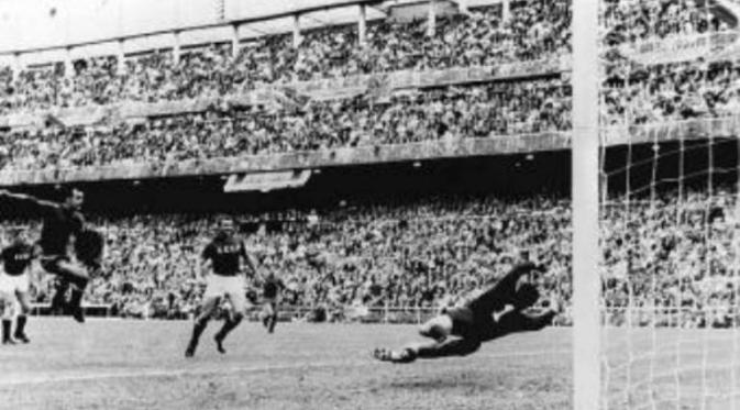 Striker legendaris Spanyol, Chus Pereda (kiri), pada ajang Piala Eropa 1964. (UEFA).