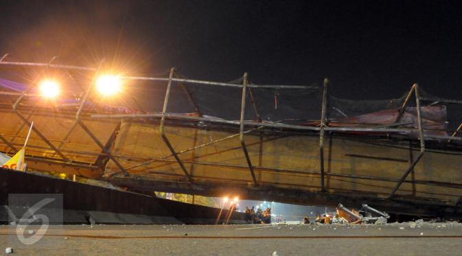 Jembatan Penyebrangan Orang (JPO) di KM 8 Tol BSD, Tangerang, arah Jakarta roboh usai ditabrak truk trailer, Minggu (15/5) malam. Kecelakaan terjadi akibat sopir diduga salah prediksi soal tinggi JPO tersebut. (Liputan6.com/Helmi Afandi)