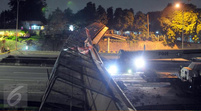 Kondisi Jembatan Penyebrangan Orang (JPO) di Tol BSD, KM 7, Tangerang Selatan, roboh setelah ditabrak truk trailer pengangkut crane, Minggu (15/5) malam. Kecelakaan ini menyebabkan kedua ruas tol ditutup selama beberapa waktu. (Liputan6.com/Helmi Afandi)