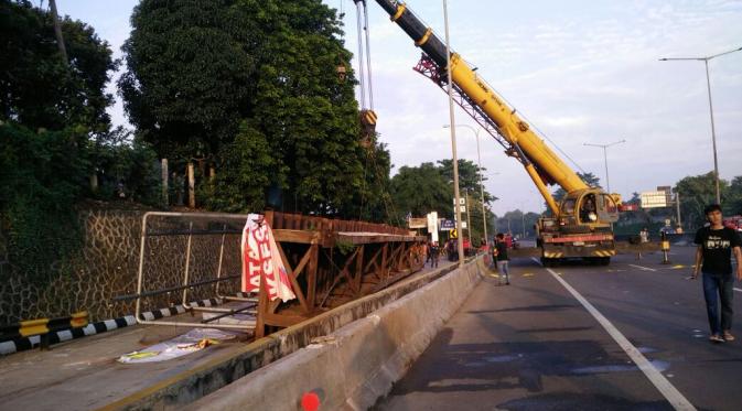 Badan jembatan Tol BSD yang telah disingkirkan ke bahu jalan. (Twitter TMC Polda Metro Jaya)