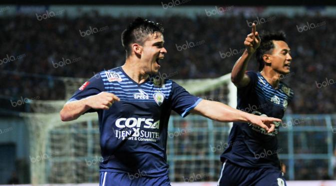 Ekspresi pemain Arema, Gustavo Giron, setelah mencetak gol ketiga ke gawang Bhayangkara Surabaya United dalam laga Torabika Soccer Championship 2016 di Stadion Kanjuruhan, Malang, Minggu (15/5/2016). (Bola.com/Iwan Setiawan)