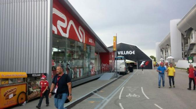 Stan penjualan merchandise F1 di Sirkuit Catalunya, Spanyol. Pernik-pernik Manor maupun Rio Haryanto belum bisa ditemukan di sana. (Bola.com/Reza Khomaini)