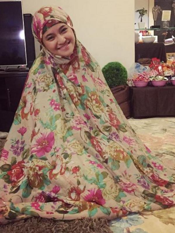 Marshanda mengenakan mukena saat mengikuti pengajian keluarga (Instagram/@marshanda99)