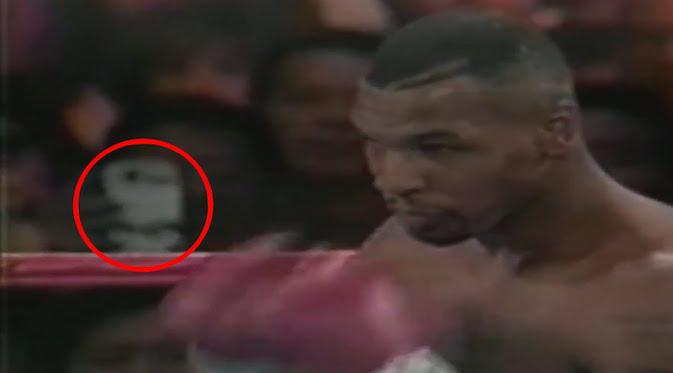 Apakah benar perangkat yang hadir di tengah pertandingan Mike Tyson pada tahun 1995 silam merupakan smartphone?