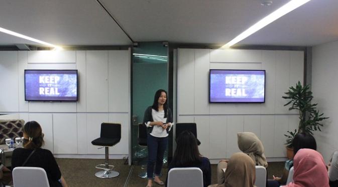 Sharon Isabella, Igital Marketing Lead Microsoft Indonesia menjelaskan pentingnya membangun pribadi dan karakter yang baik di jejaring sosial