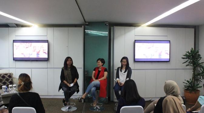Co-Founder Maverick, Lita Soenardi memandu sesi tanya jawab bersama Petty S. Fatimah, Editor-in-Chief Majalah Femina dan Sharon Issabella, Digital Marketing Lead Microsoft Indonesia
