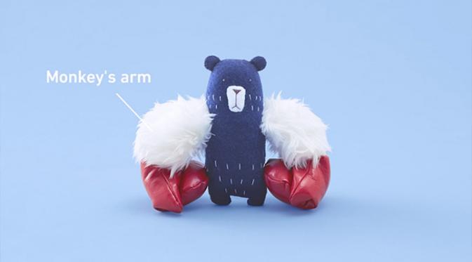 Boneka beruang dengan transplantasi tangan dari boneka monyet. Sumber : mymodernmet.com