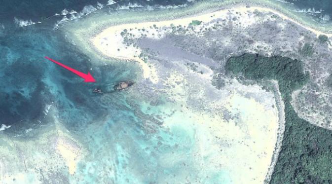 Kapal Primrose berbendera Panama pernah kandas di batu karang pulau Sentinel dan dihujani anak panah. Haluan kapal masih tersangkut di karang, (Sumber Google Maps via Tech Insider)