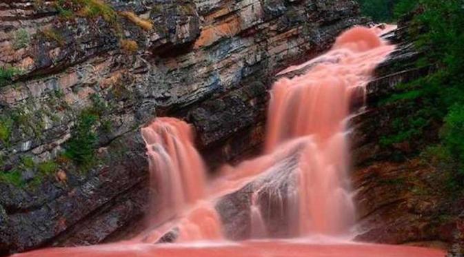 10 Air Terjun Menakjubkan di Dunia Ini  Berada Lokasi 'Aneh' (Oddee.com)