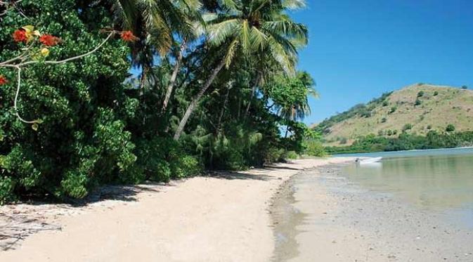 Pasir putih di Pantai Mavuva ini juga menjadi daya tarik para pelancong. (sumber. Lostateminor.com)