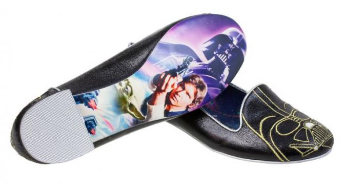 Sepatu dengan gambar Star Wars. (via: Boredpanda.com)