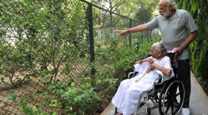 PM Modi menghabiskan waktu bersama sang ibu (BBC/narendramodi)