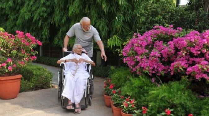 Waktu berkualitas antara PM Modi dengan sang ibu (BBC/narendramodi)