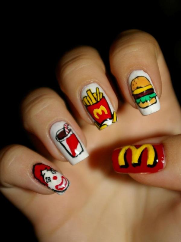 Kuteks dengan gambar McDonald's. (via: Boredpanda.com)