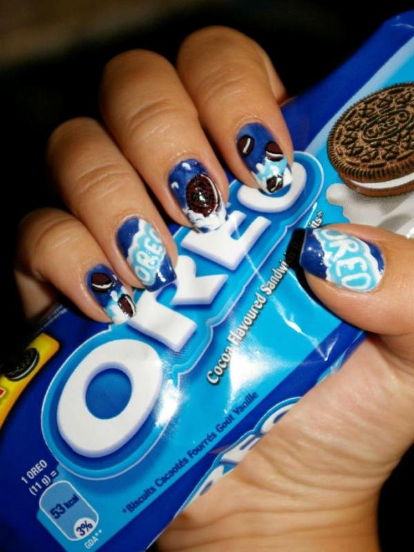 Kuteks dengan gambar cookies oreo. (via: Boredpanda.com)