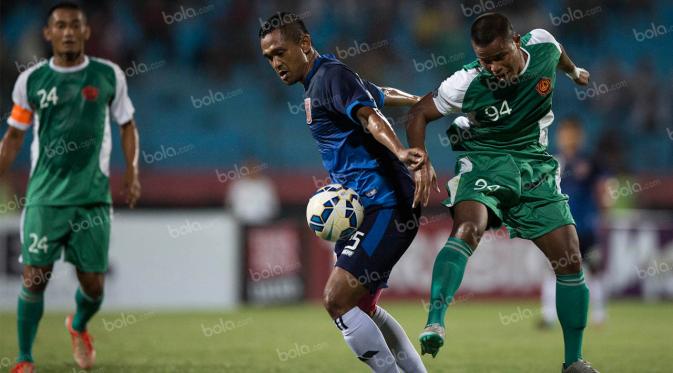 Striker Borneo FC, Febri Hamzah, berebut bola dengan gelandang PS TNI, Manahati Lestusen, pada laga Piala Jenderal Sudirman di Gelora Delta Sidoarjo, Jawa Timur, Rabu (18/11/2015). (Bola.com/Vitalis Yogi Trisna