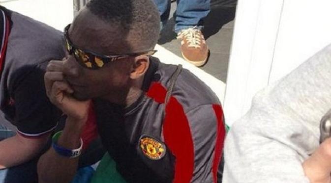 Musa Kamara menangis ketika laga MU ditunda. (Foto: Manchester Evening News)