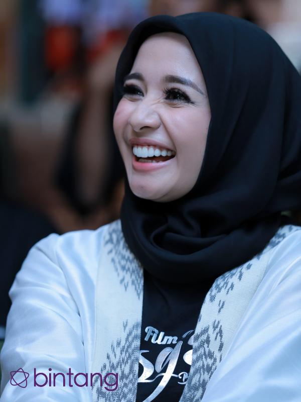 Laudya Cynthia Bella, meski berhijab tidak mengurangi aktivitasnya di dunia hiburan. (Adrian Putra/Bintang.com)