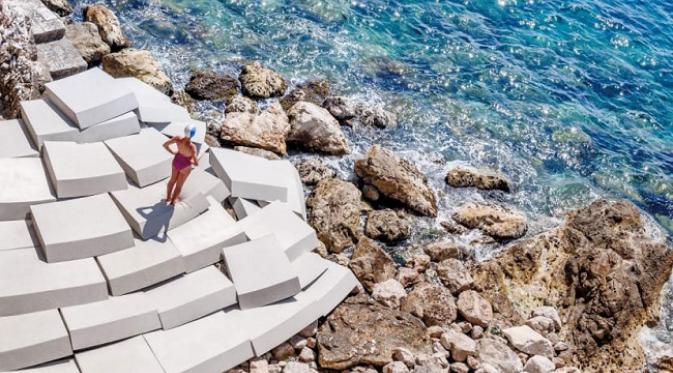 Bantal unik di Festival Film Cannes ini berbentuk blok beton (sumber. Lostateminor,com)