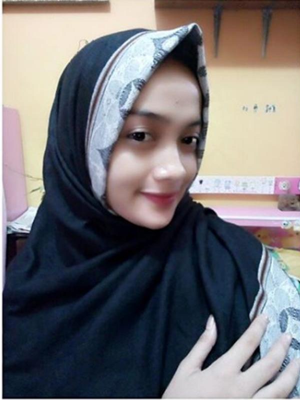 Anissa Ferella saat mengenakan hijab di salah satu unggahan fotonya di media sosial. Wanita asal Solo yang telah mempunyai anak ini merupakan kontestan D'Academy 3 yang lolos hingga babak 21 besar. (Instagram.com/ da3_nisa)