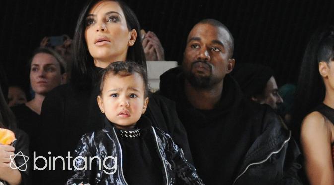 Kim Kardashian, Kanye West dan anaknya North West. (AFP/Bintang.com)