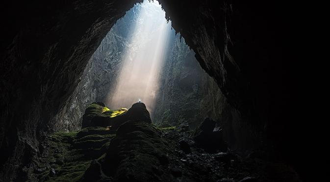 Cahaya indah masuk kedalam Gua vertikal Hang Son Doong Vietnam Foto: cave.photography