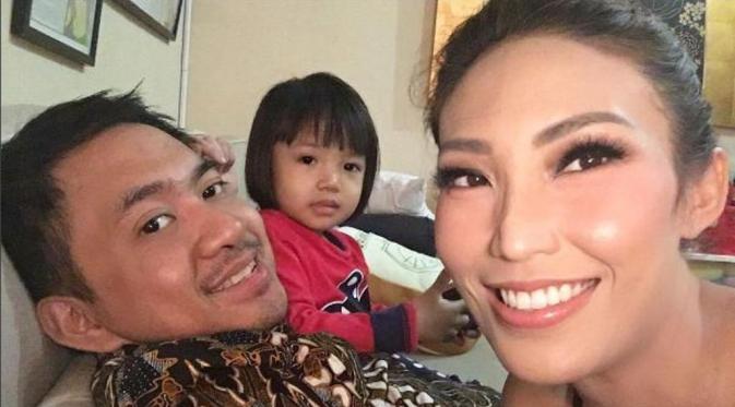 Sebagai suami istri, Ayu Dewi dan Regi Datau selalu berusaha memprioritaskan keluarga [foto: instagram]