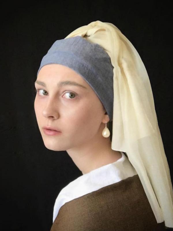 Johannes Vermeer's Girl with a Pearl Earring. Sumber : mymodernmet.com
