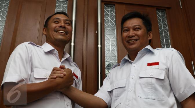 Dua terdakwa yakni Setiyardi Budiono (kanan) dan Darmawan Sepriyossa saat akan menjalani  sidang di gedung PN Jakarta Pusat, Selasa (17/5). Sidang perdana perkara dugaan pencemaran nama baik Jokowi oleh Tabloid Obor Rakyat.(Liputan6.com/Helmi Afandi) 