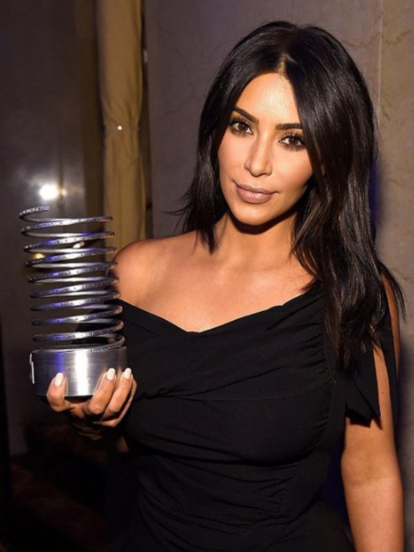 Keranjingan selfie membawa berkah bagi Kim Kardashian, meraih penghargaan berkat hobinya itu (Celebuzz)