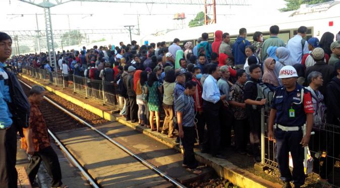 KRL jurusan Bogor-Jatinegara anjok di antara Stasiun Manggarai ke Stasiun Sudirman. Akibatnya, penumpang menumpuk di Stasiun Manggarai. (Liputan6.com/Andry Haryanto)
