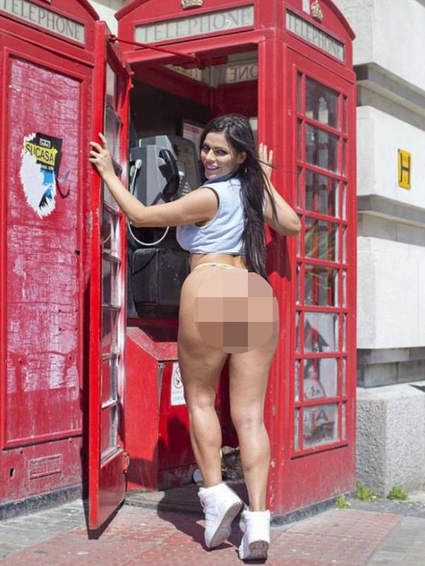 Suzy Cortez atau yang dikenal sebagai Miss Bumbum keliling kota London sambil memamerkan bokong indahnya. Sumber: Splashnews.com