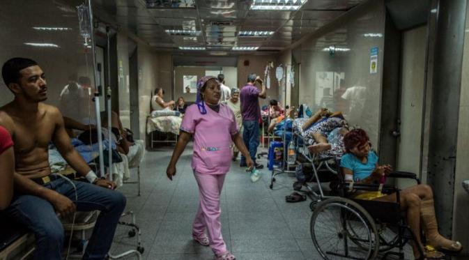  Pasien menunggu di lorong Luis Razetti Hospital. (Foto: New York Times)