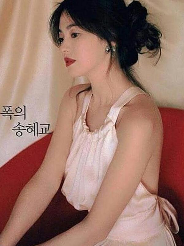 Song Hye Kyo tampak cantik dan elegan saat tampil sebagai model di majalah Star1