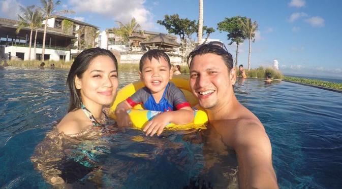 Titi Kamal dan Christian Sugiono bersama putranya saat liburan di Bali. (instagram.com/titi_kamall)