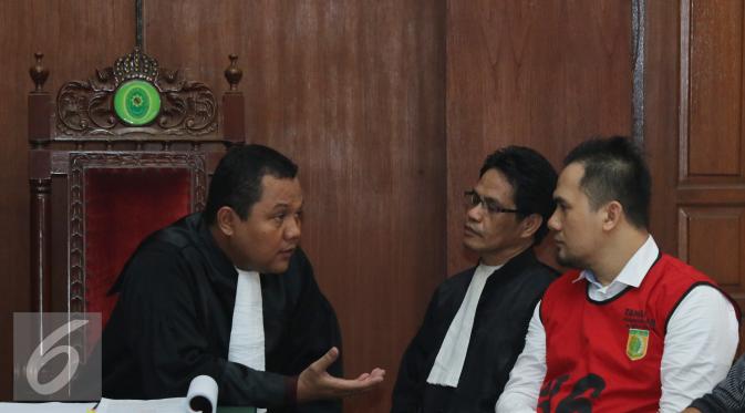Kuasa hukum berdiskusi dengan Saipul Jamil sebelum sidang dimulai di Pengadilan Negeri Jakarta Utara, Rabu (18/05). Sidang dengan agenda pemeriksaan saksi-saksi dari Jaksa Penuntut Umum (JPU) yang menghadirkan korban DS. (Liputan6.com/Herman Zakharia)